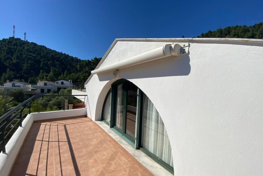 MASTER-BEDROOM-BALCONY